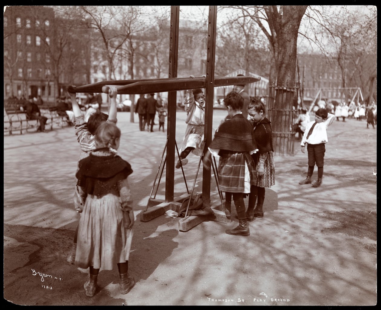 Widok dzieci bawiących się na placu zabaw w Tompkins Square Park w Dniu Drzewa, Nowy Jork, 1904 (odbitka żelatynowa) autorstwa Byron Company