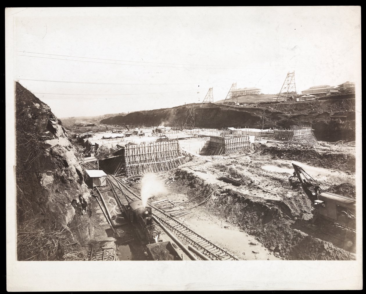 Widok budowy Kanału Panamskiego z widocznymi betonowymi formami, pociągami, maszynami do kopania i wykopaliskami, 1912 lub 1913 (srebrny odbitka żelatynowa) autorstwa Byron Company