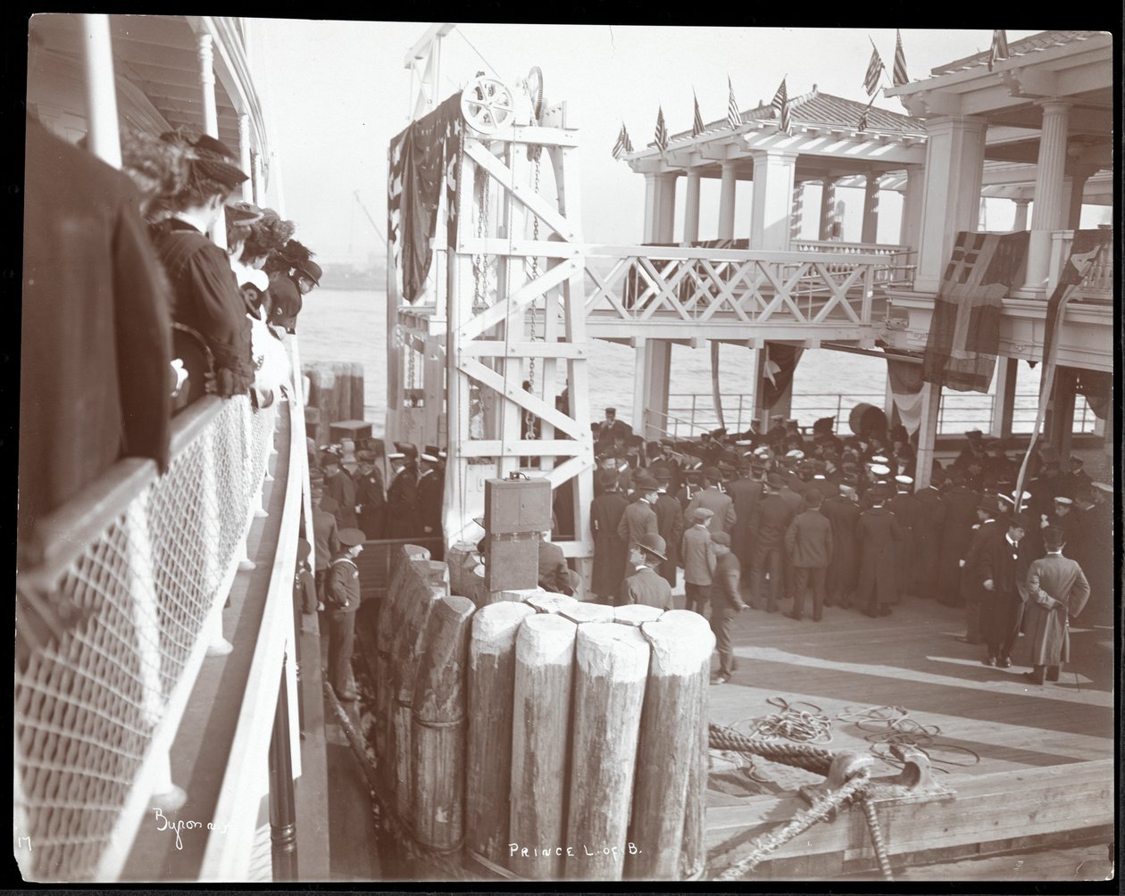 Widok tłumów na C.W. Morse i doku przy 42nd Street nad rzeką Hudson podczas wizyty księcia Ludwika Battenberga, 1905 (srebrny odbitka żelatynowa) autorstwa Byron Company