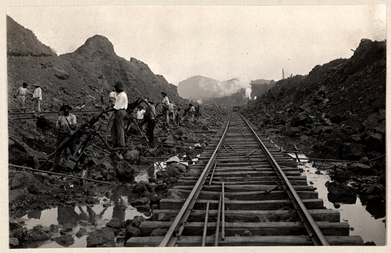 Widok robotników kopiących Kanał Panamski z torami kolejowymi przez wykop, 1912 lub 1913 (srebrny odbitka żelatynowa) autorstwa Byron Company