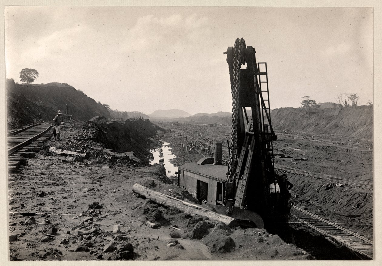 Widok robotników kopiących Kanał Panamski z torami kolejowymi przez wykop i jakąś maszyną do kopania na pierwszym planie, 1912 lub 1913 (srebrny odbitka żelatynowa) autorstwa Byron Company
