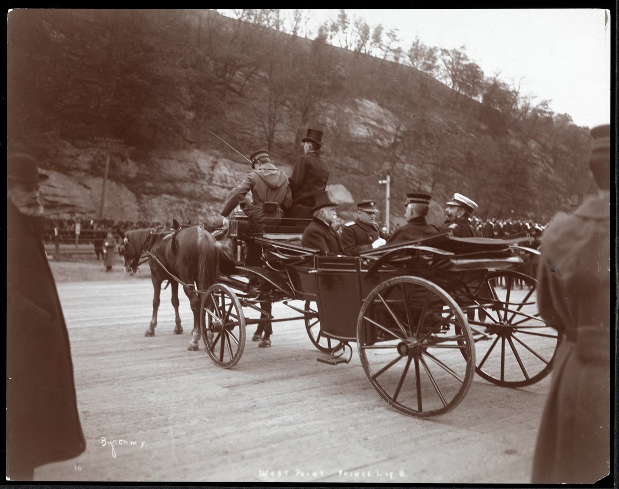 Widok wojskowych, w tym kontradmirała Robleya Dunglisona Evansa i księcia w powozie w West Point, 1905 (srebrny odbitka żelatynowa) autorstwa Byron Company