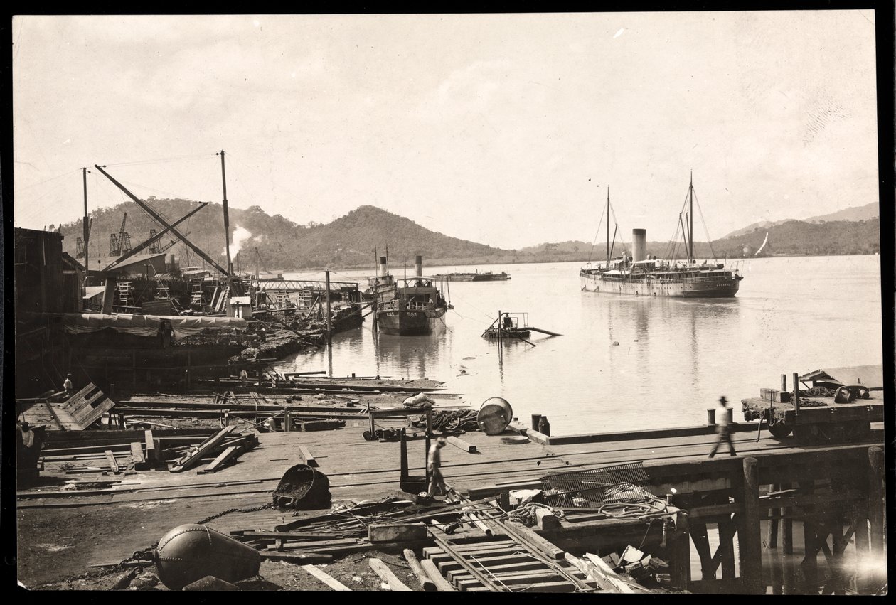 Widok na molo i statek w porcie w Balboa, Panama, wejście do kanału Pacyfiku, 1912 lub 1913 (srebrny odbitka żelatynowa) autorstwa Byron Company