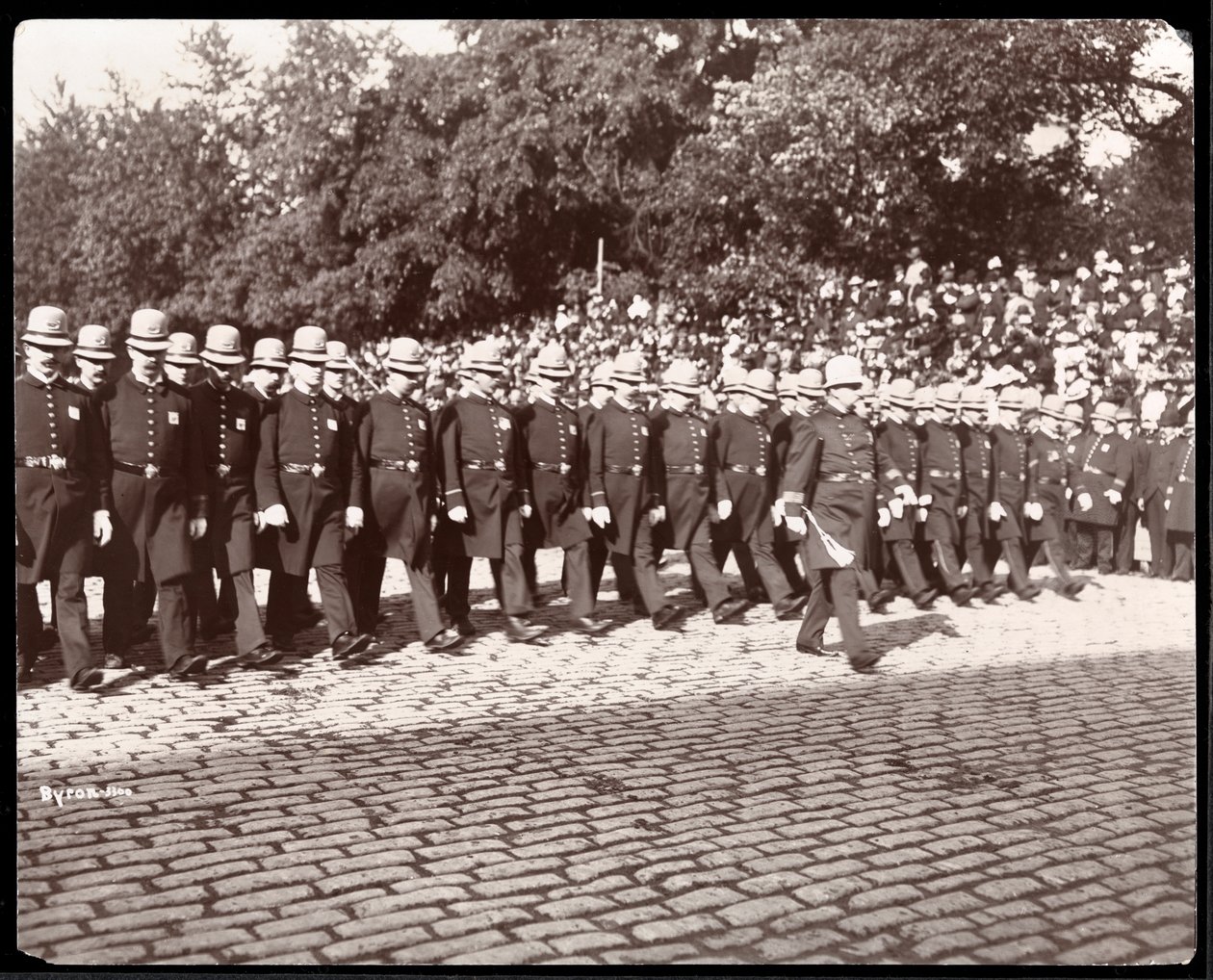 Widok maszerującej policji w paradzie policji w Nowym Jorku, Nowy Jork, 1898 (srebrny odbitka żelatynowa) autorstwa Byron Company