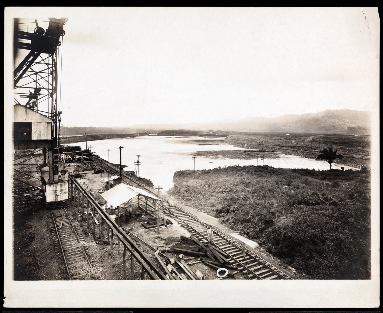 Widok torów kolejowych i maszyn przy budowie Kanału Panamskiego, 1912 lub 1913 (srebrny odbitka żelatynowa) autorstwa Byron Company
