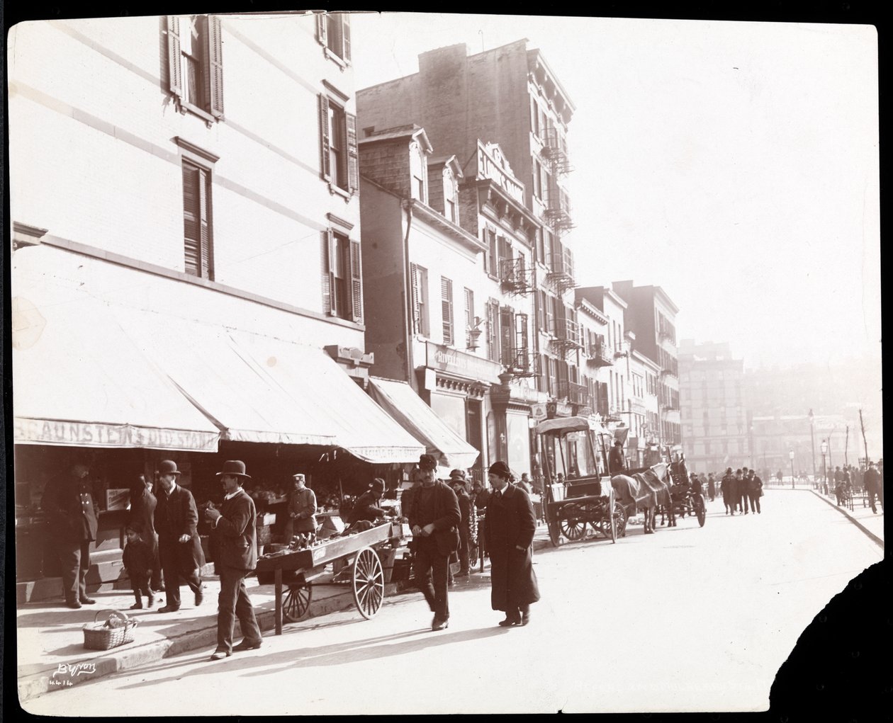 Widok ulicznych sprzedawców owoców, Nowy Jork, 1898 (srebrny odbitka żelatynowa) autorstwa Byron Company