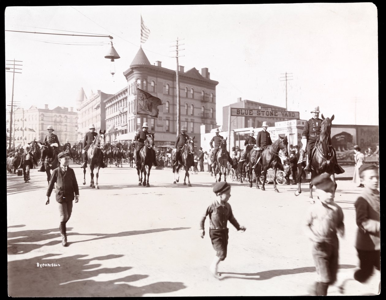 Widok na Brooklyn Police Parade, 1897 (srebrny odbitka żelatynowa) autorstwa Byron Company