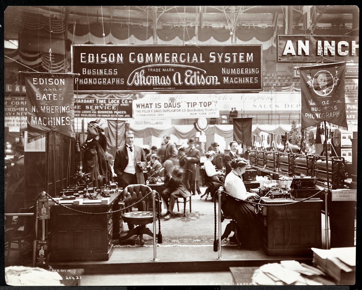 Widok stoiska z wyposażeniem biurowym Edison Co. na targach w Madison Square Garden, Nowy Jork, 1906 (srebrny odbitka żelatynowa) autorstwa Byron Company