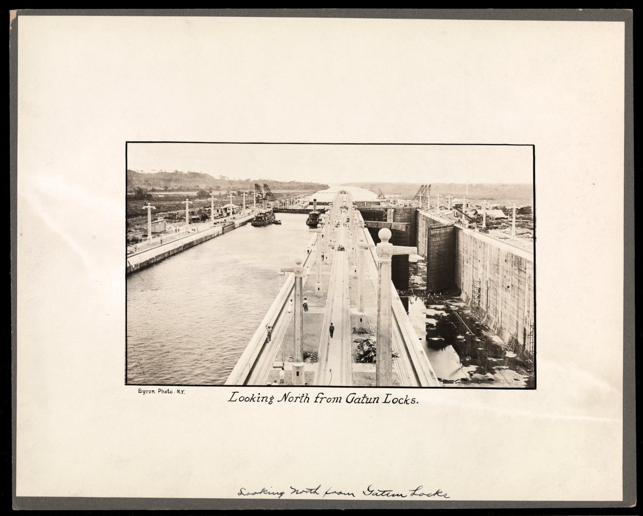 Widok śluz Gatun Kanału Panamskiego, w trakcie budowy, 1912 lub 1913 (srebrny odbitka żelatynowa) autorstwa Byron Company