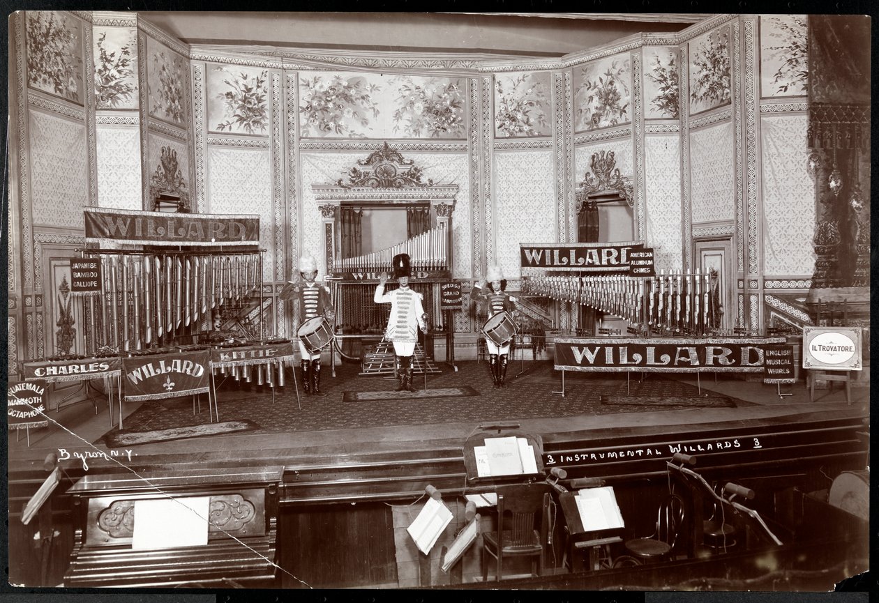 Widok Instrumental Willards, w kostiumie na wymyślnej scenie wypełnionej unikalnymi instrumentami muzycznymi, Nowy Jork, 1907 (srebrny odbitka żelatynowa) autorstwa Byron Company