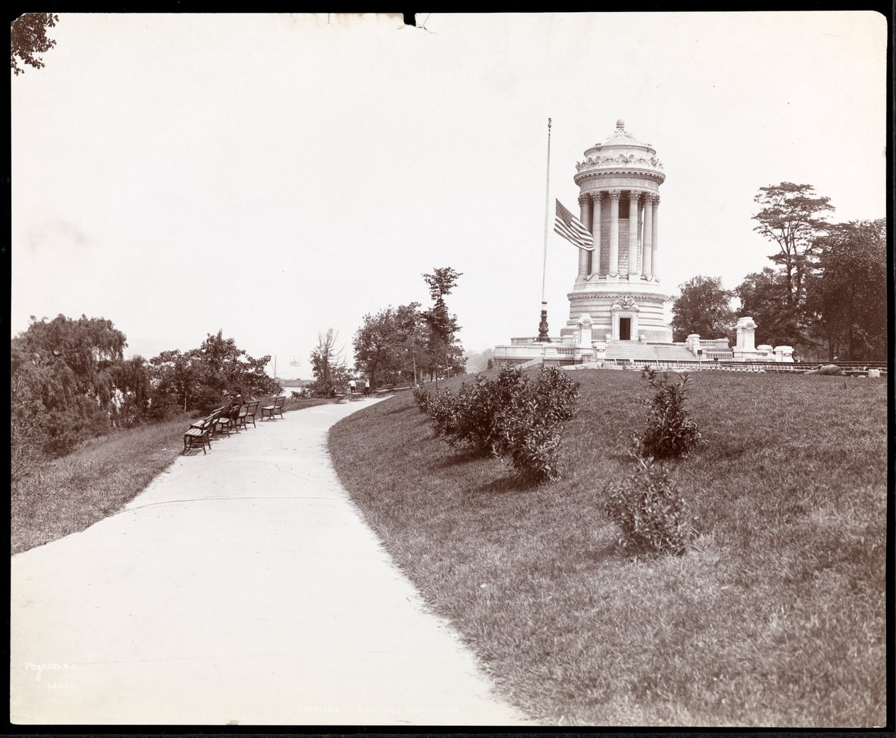 Widok pomnika Żołnierzy i Żeglarzy oraz przylegającej flagi w połowie masztu w Riverside Park, Nowy Jork, 1904 (srebrny odbitka żelatynowa) autorstwa Byron Company