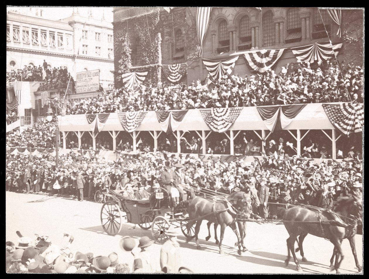 Widok na tłum i powóz konny w Dewey Parade na Fifth Avenue, Nowy Jork, 1899 (srebrny odbitka żelatynowa) autorstwa Byron Company
