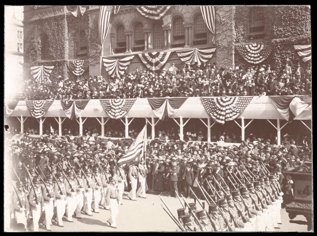 Widok tłumu i maszerującej grupy wojskowej w Dewey Parade na Fifth Avenue, Nowy Jork, 1899 (srebrny odbitka żelatynowa) autorstwa Byron Company