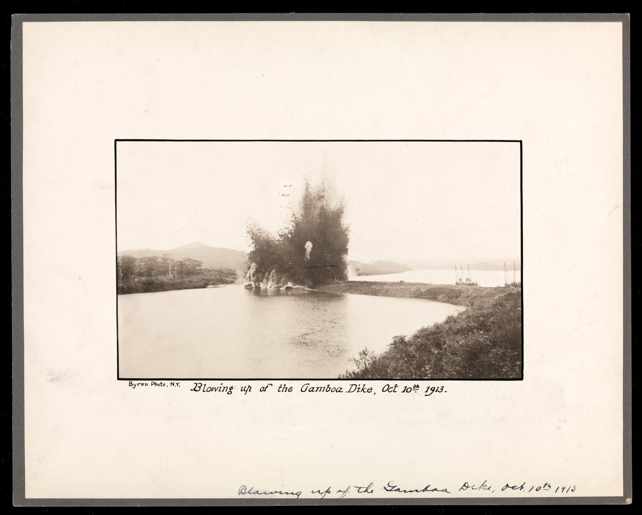 Widok eksplozji podczas wysadzenia grobli Gamboa podczas budowy Kanału Panamskiego, 10 października 1913 (srebrny odbitka żelatynowa) autorstwa Byron Company