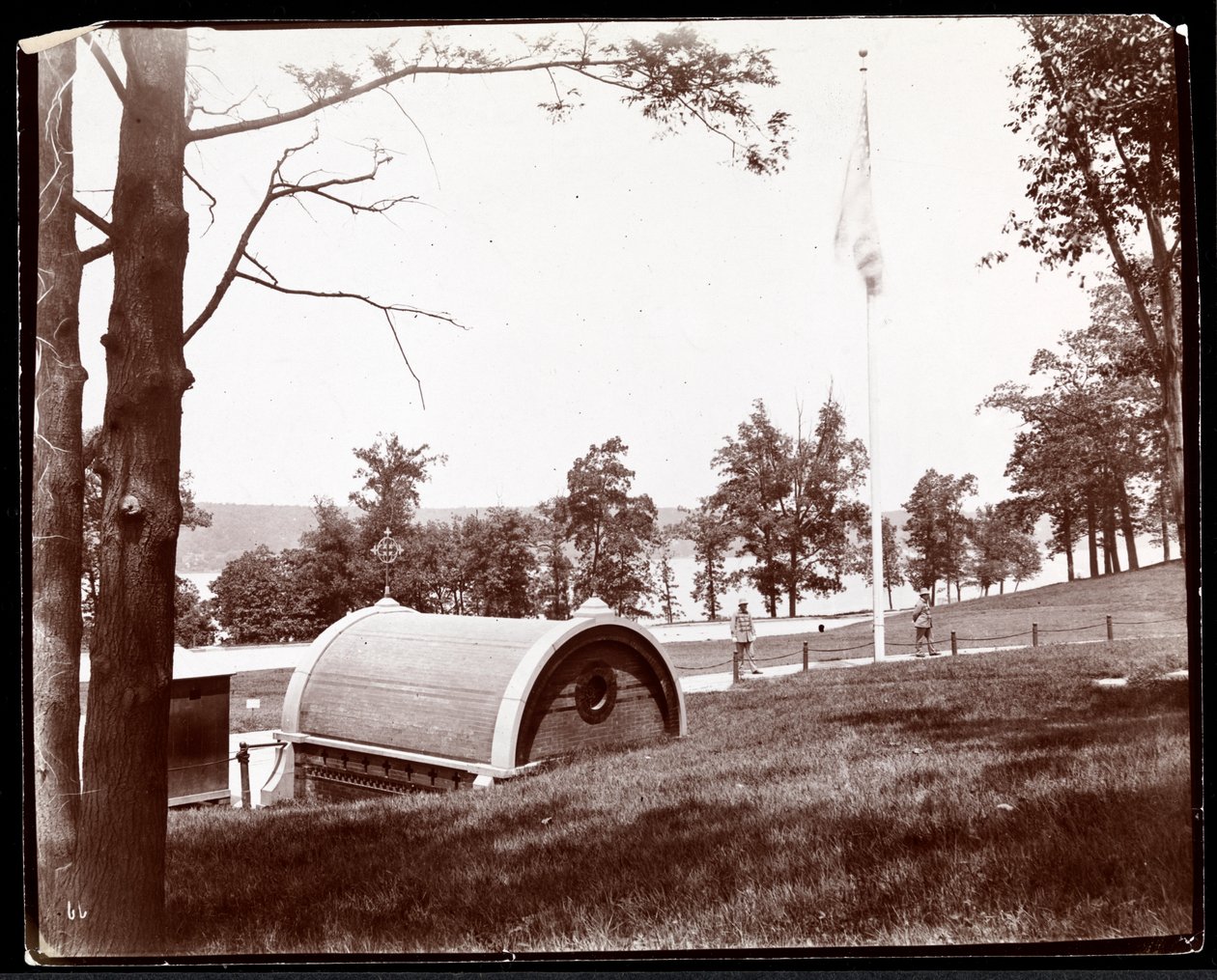 Widok oryginalnego grobowca Granta w Riverside Park, patrząc w kierunku rzeki Hudson, Nowy Jork, ok. 1893 (srebrny odbitka żelatynowa) autorstwa Byron Company