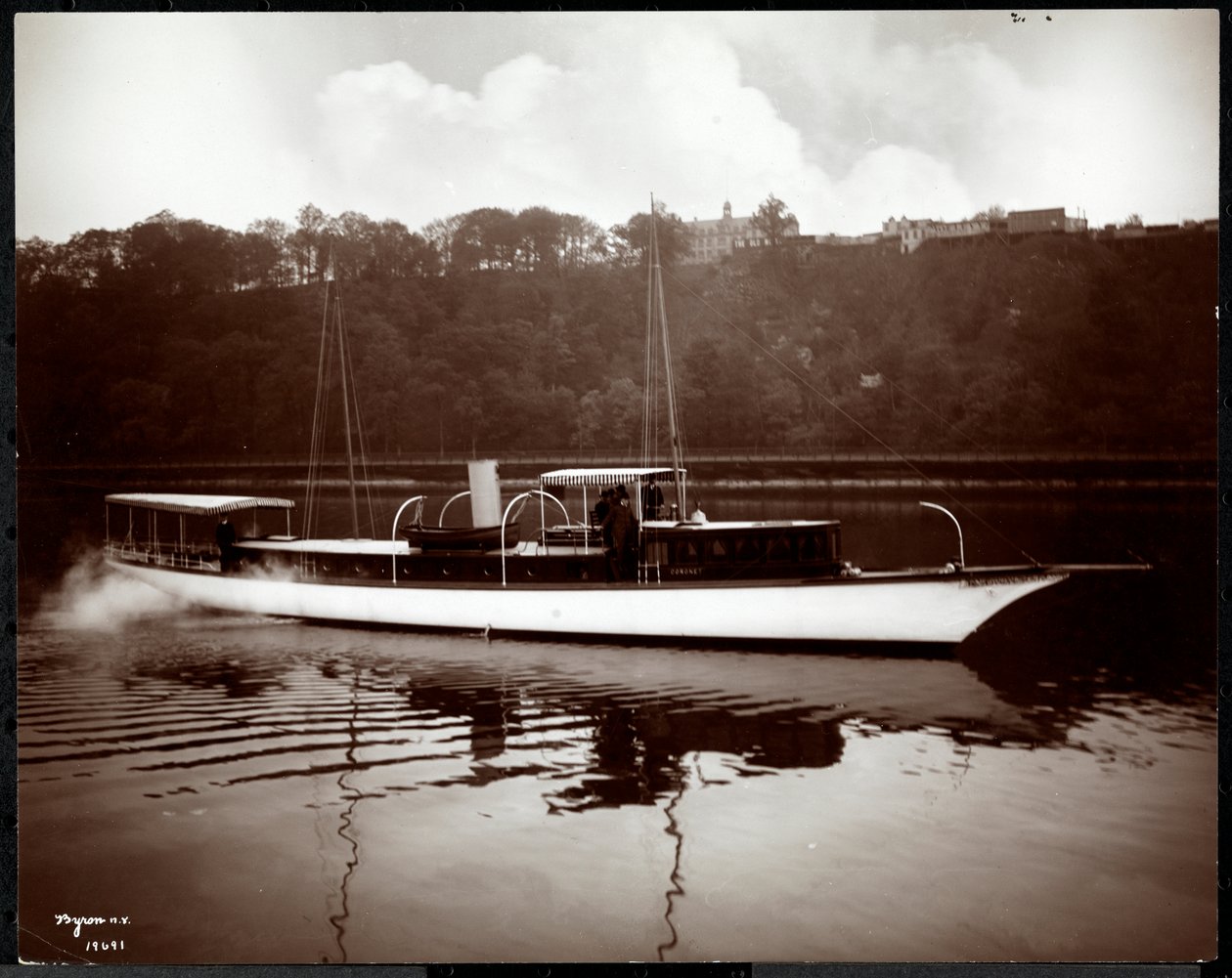 Widok jachtu Coronet jachtu New York, Launch und Engine Co. na rzece Harlem, Nowy Jork, 1905 (srebrny odbitka żelatynowa) autorstwa Byron Company