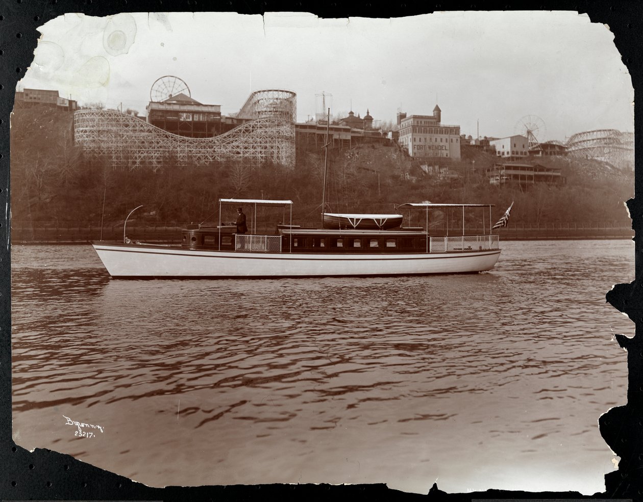 Widok jachtu Mousquetaire nowojorskiego jachtu Launch und Engine Co. na rzece Harlem, Nowy Jork, 1905 (srebrny odbitka żelatynowa) autorstwa Byron Company