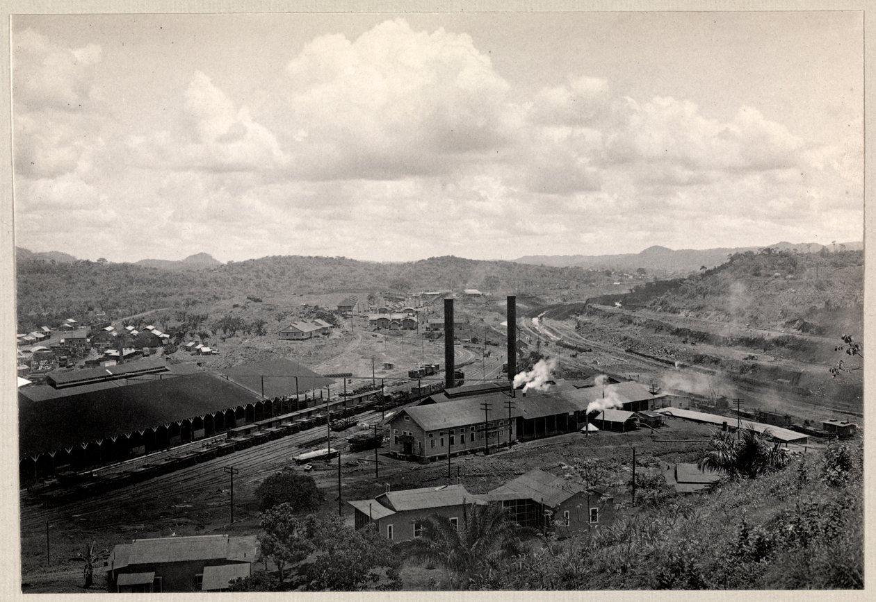 Widok na plac kolejowy i budynki przemysłowe w pobliżu budowy Kanału Panamskiego, 1912 lub 1913 (srebrny odbitka żelatynowa) autorstwa Byron Company