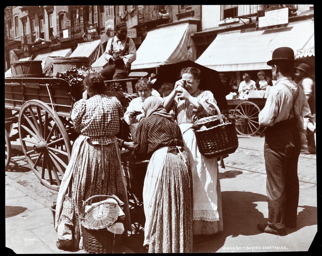 Widok kobiet kupujących warzywa i oglądających jajka, od handlarza na Hester Street, Nowy Jork, 1898 (srebrny odbitka żelatynowa) autorstwa Byron Company