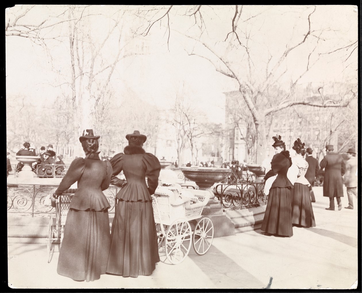 Widok kobiet z wózkami dziecięcymi przy fontannie w Madison Square Park, Nowy Jork, ok. 1905 (srebrny odbitka żelatynowa) autorstwa Byron Company