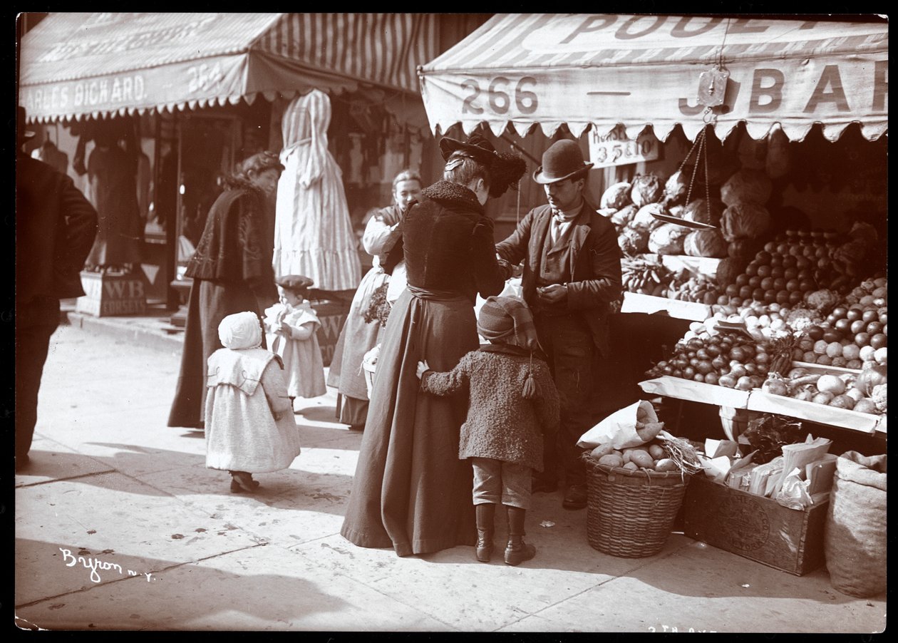 Widok kobiet z dziećmi robiących zakupy na stoisku z owocami i warzywami przy 266 7th Avenue, Nowy Jork, ok. 1900 (srebrny odbitka żelatynowa) autorstwa Byron Company