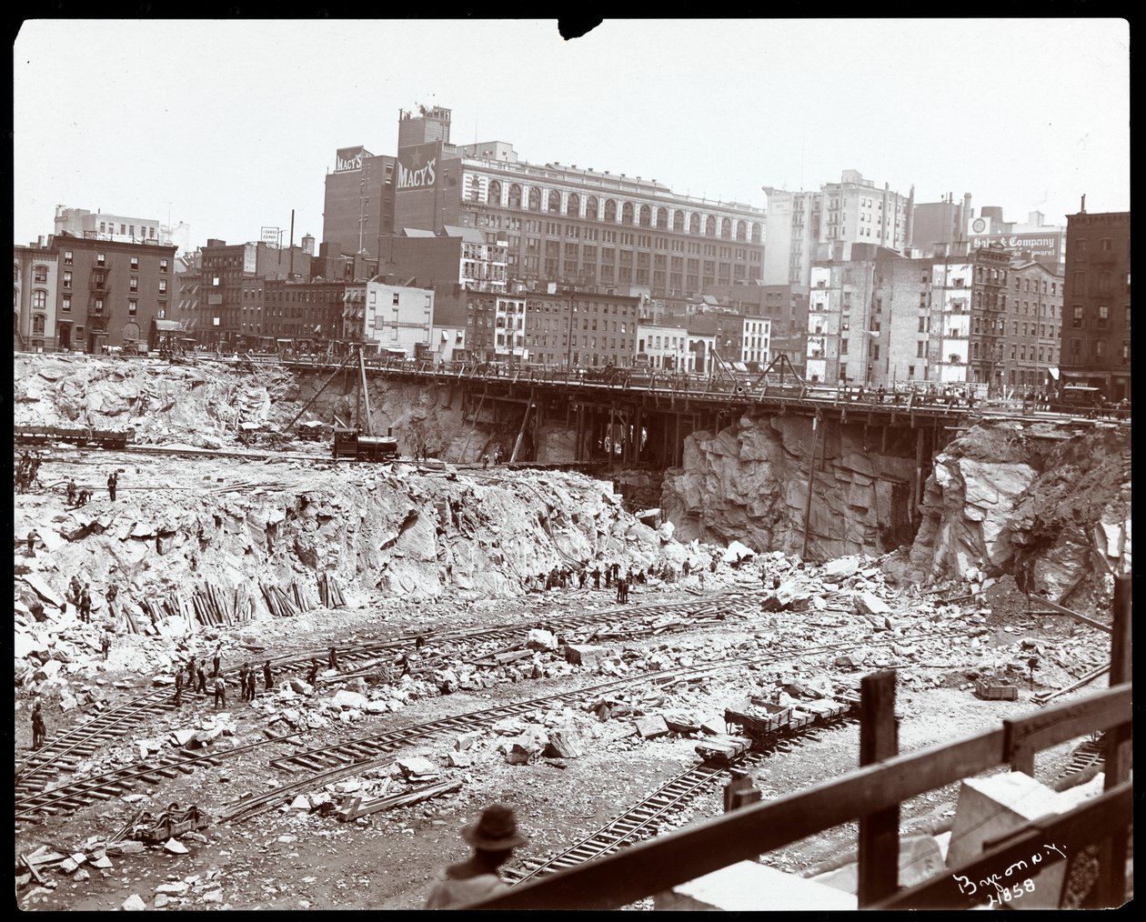 Widok robotników w ogromnym wyrobisku dla Pennsylvania Station, Nowy Jork, 1906 (srebrny odbitka żelatynowa) autorstwa Byron Company