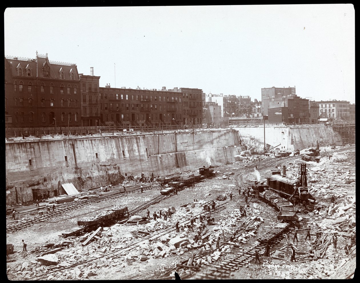 Widok robotników w ogromnym wyrobisku dla Pennsylvania Station, Nowy Jork, 1904 (srebrny odbitka żelatynowa) autorstwa Byron Company