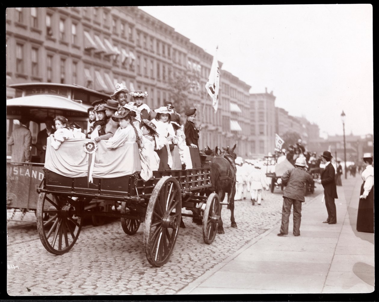Widok młodych kobiet w wózku w paradzie Street Cleaners na 34. ulicy w pobliżu 4th Avenue, Nowy Jork, 1896 (srebrny odbitka żelatynowa) autorstwa Byron Company