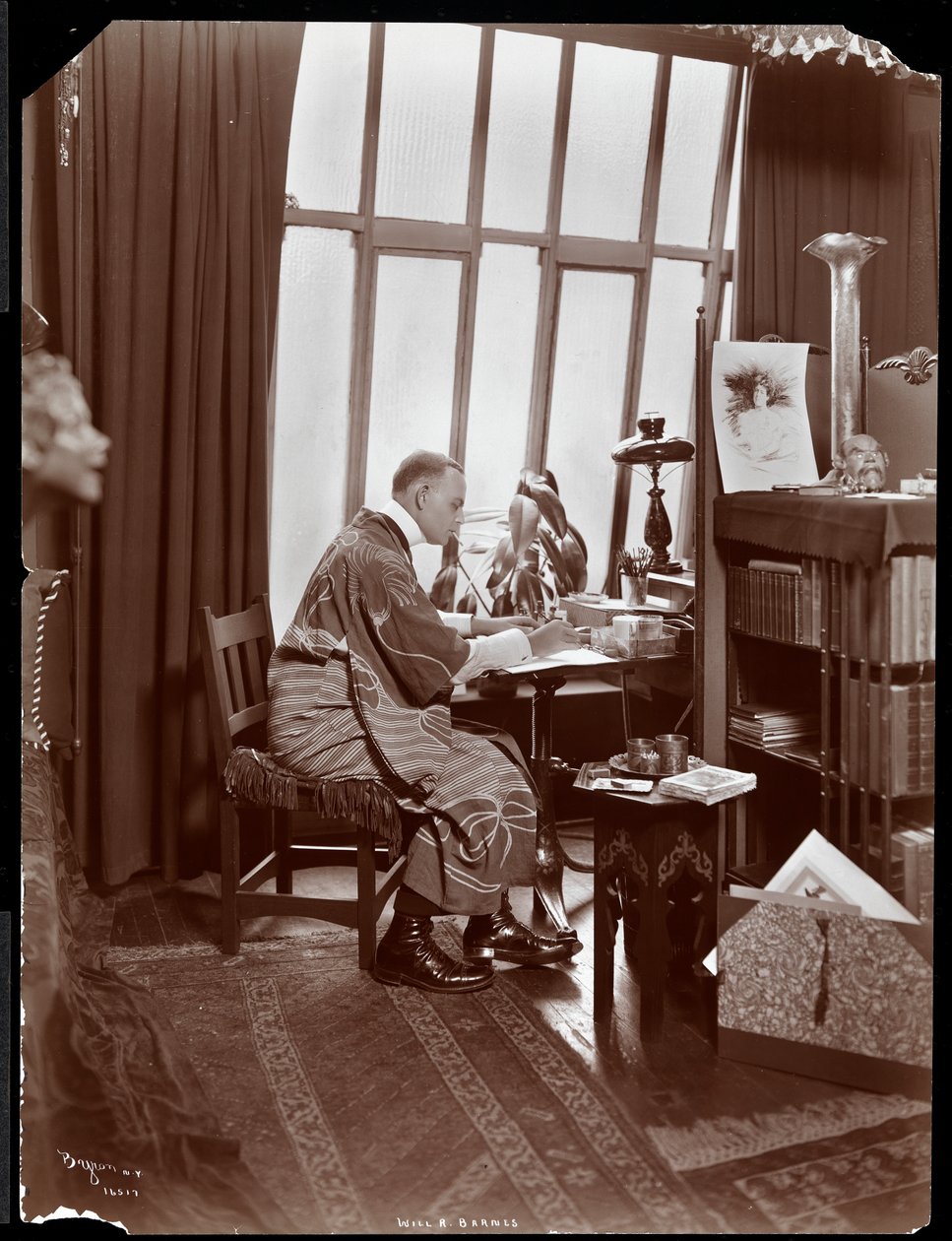 Will R. Barnes w todze, siedzący przy biurku w swojej pracowni, 1903 (srebrny odbitka żelatynowa) autorstwa Byron Company