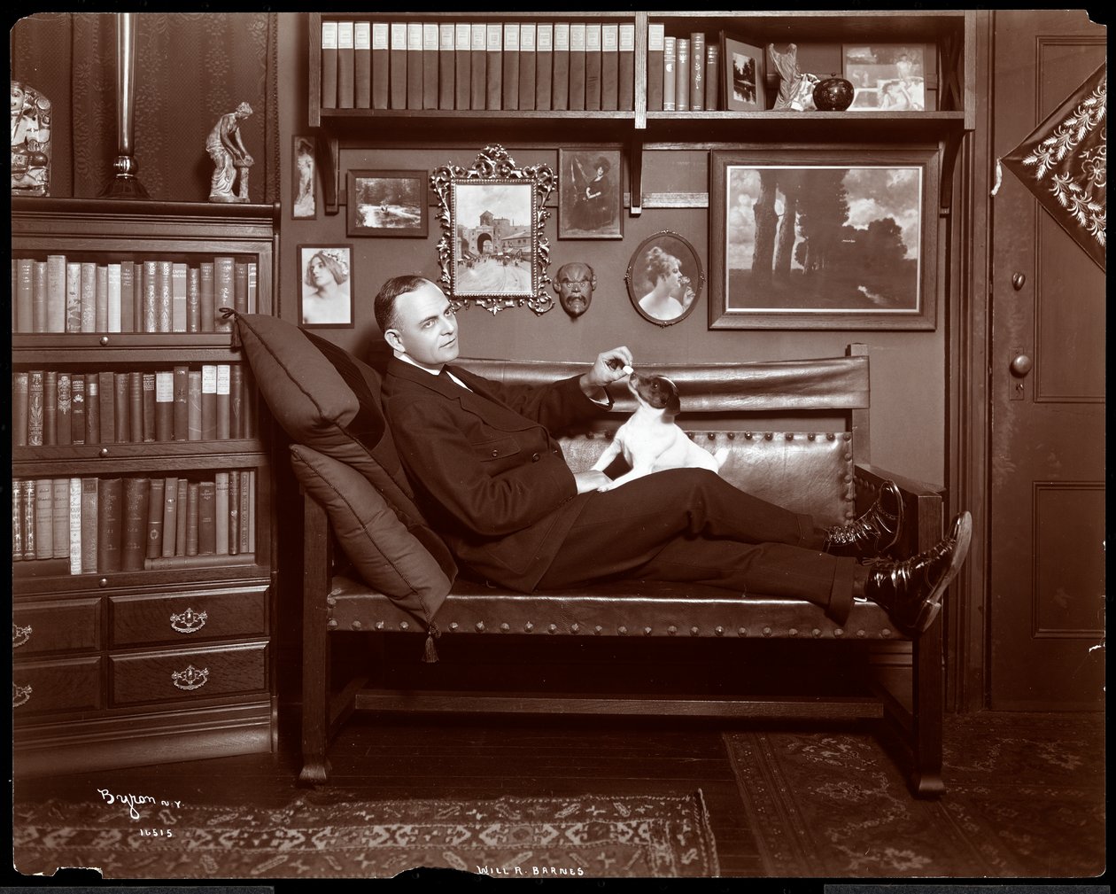 Will R. Barnes leżał na kanapie z psem w swoim studiu bibliotecznym, 1903 (srebrny odbitka żelatynowa) autorstwa Byron Company
