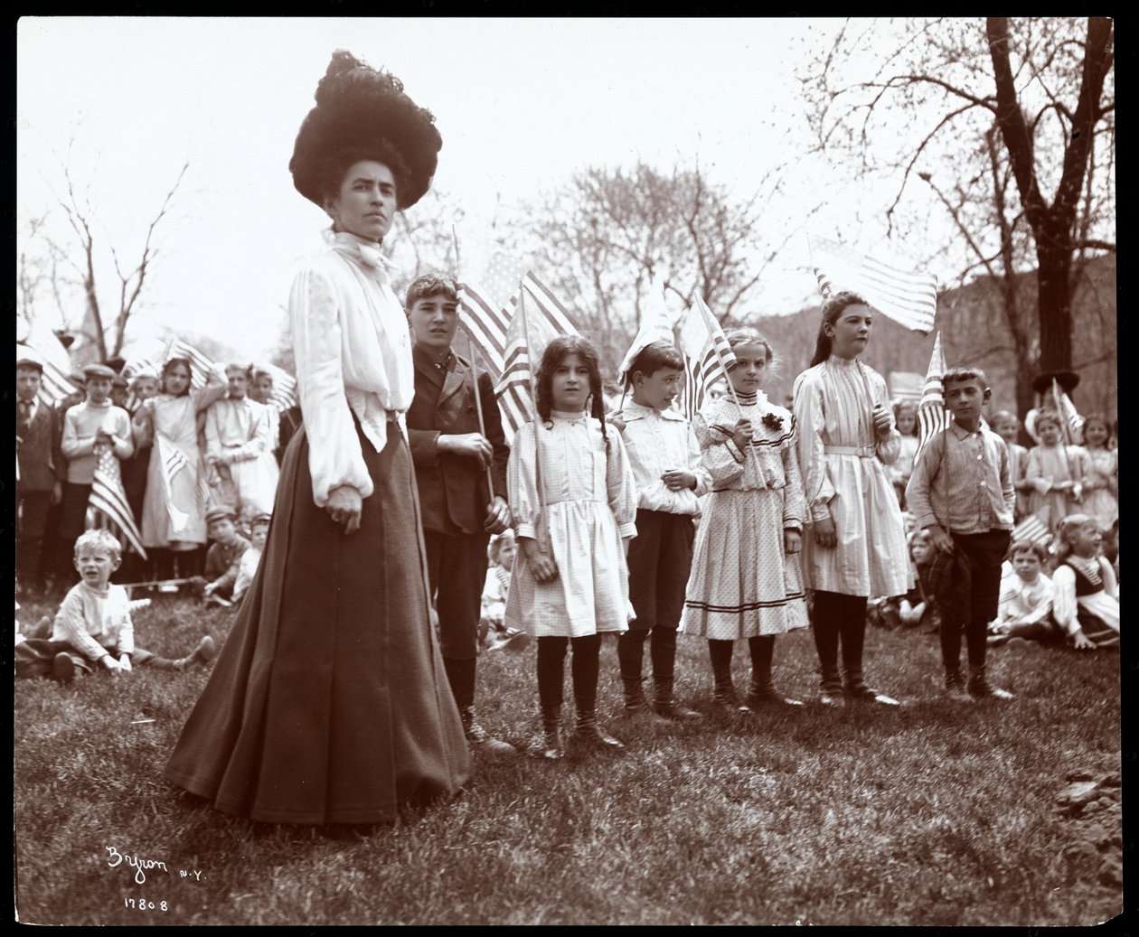 Kobieta z dziećmi trzymającymi flagi w Dzień Arbor w Tompkins Square Park, Nowy Jork, 1904 (srebrny odbitka żelatynowa) autorstwa Byron Company