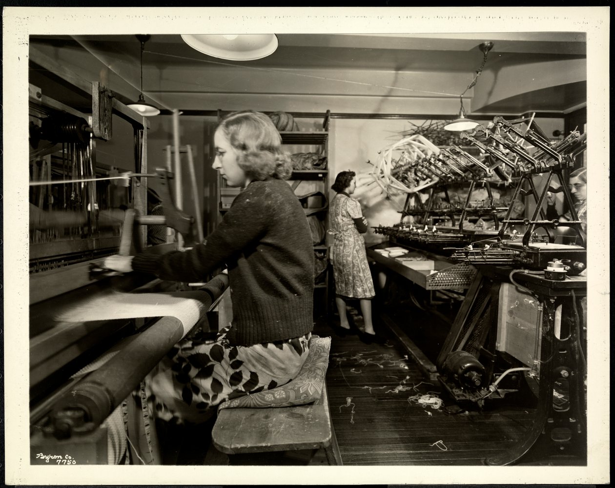 Kobiety na krośnie w nowojorskim stowarzyszeniu dla niewidomych, 111 East 59th Street, Nowy Jork, 1939 (srebrny odbitka żelatynowa) autorstwa Byron Company
