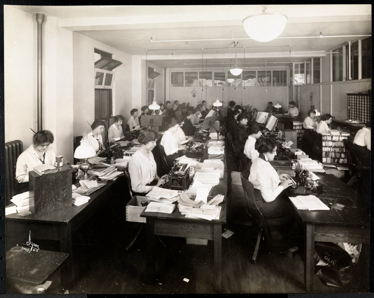 Kobiety piszące w biurze Mantle Co. of America, Nowy Jork, srebrna odbitka żelatynowa z 1915 lub 1916) autorstwa Byron Company