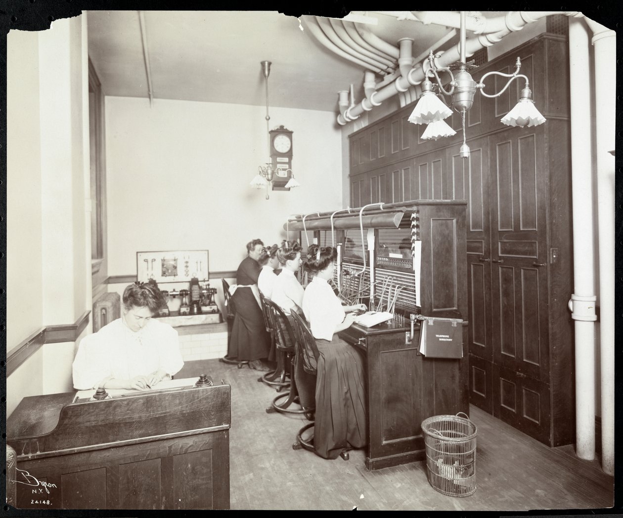 Kobiety pracujące w centrali Metropolitan Life Insurance Co. przy 23rd Street i Madison Avenue, Nowy Jork, 1907 (srebrny odbitka żelatynowa) autorstwa Byron Company