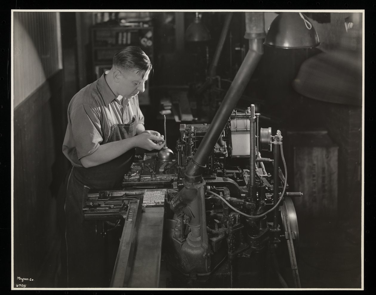 Praca na maszynie monotypii w Unz und Co., 24 Beaver Street, Nowy Jork, 1932 (srebrny odbitka żelatynowa) autorstwa Byron Company
