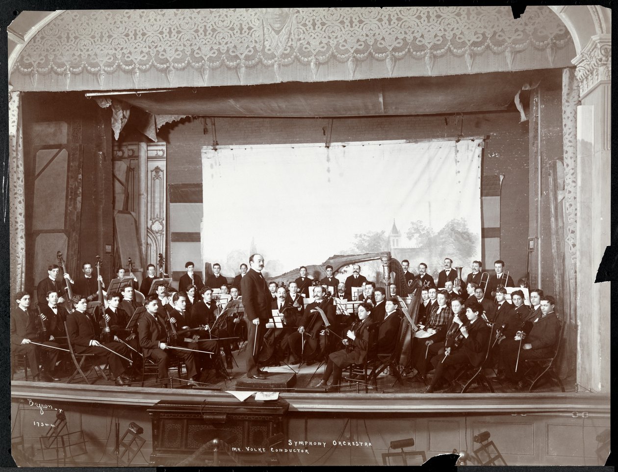 Orkiestra Symfoniczna Młodych Mężczyzn na scenie, Nowy Jork, ok. 1901 (srebrny odbitka żelatynowa) autorstwa Byron Company