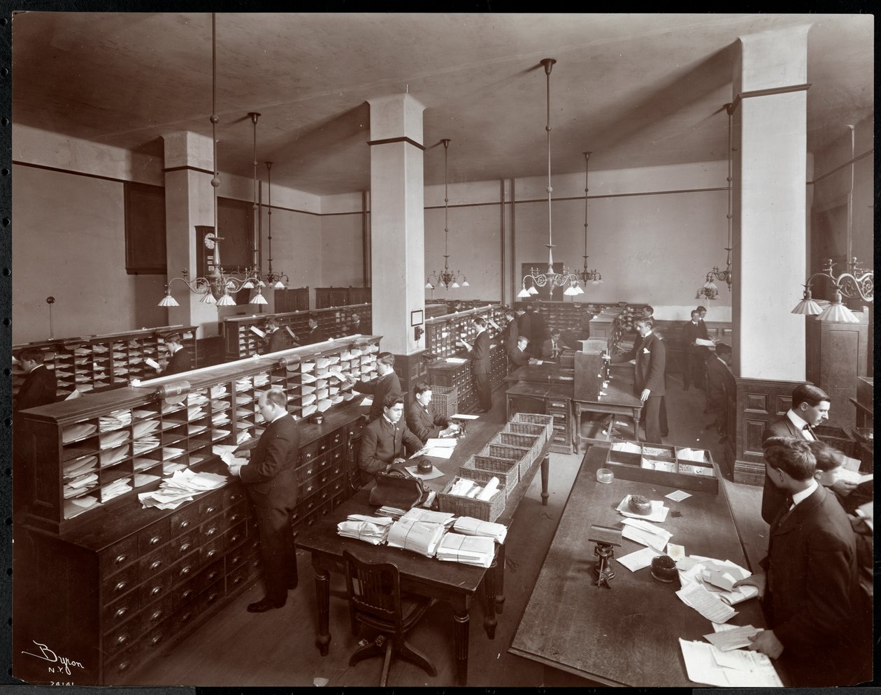 Młodzi mężczyźni pracujący w kancelarii pocztowej Metropolitan Life Insurance Co. przy 23rd Street i Madison Avenue, Nowy Jork, 1907 (srebrny odbitka żelatynowa) autorstwa Byron Company