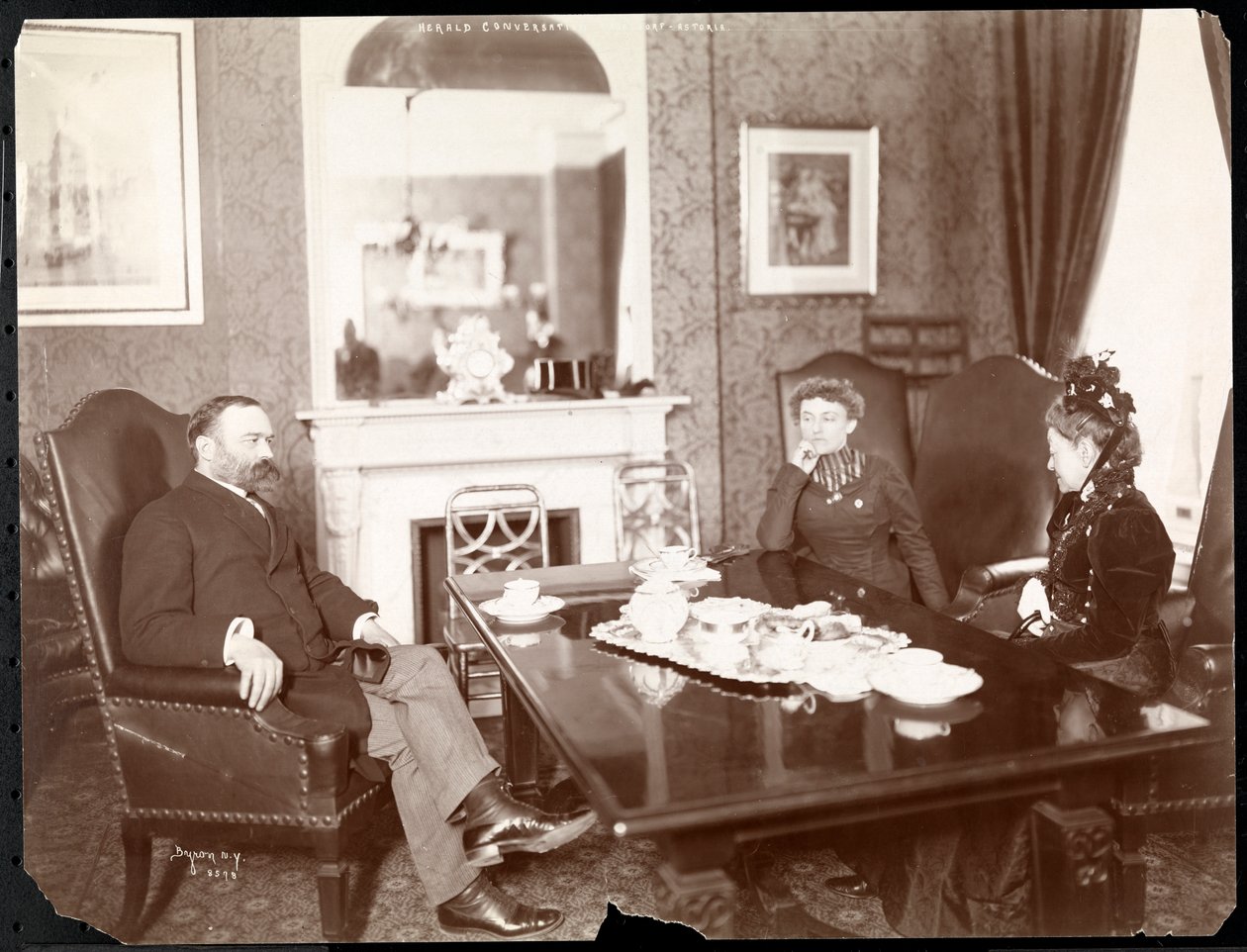 „Rozmowa Herolda” w hotelu Waldorf Astoria, 1899 lub 1900 (srebrny odbitka żelatynowa) autorstwa Byron Company