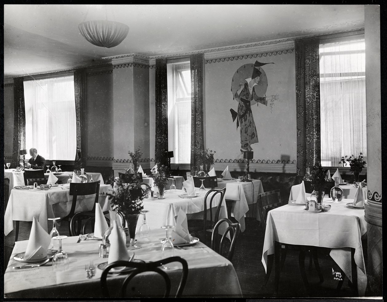Jadalnia w Hotelu Majestic, 1916 lub 1917 (srebrny odbitka żelatynowa) autorstwa Byron Company