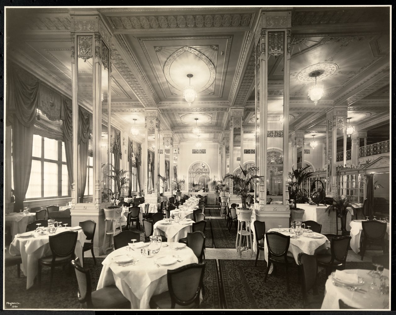 Sala jadalna w hotelu Robert Treat, Newark, New Jersey, 1916 (odbitka żelatynowa) autorstwa Byron Company