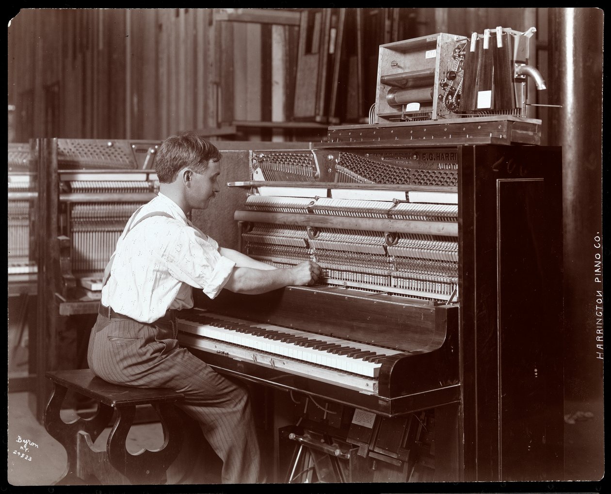 Mężczyzna pracujący w fabryce Harrington Piano Co., 1907 (srebrny odbitka żelatynowa) autorstwa Byron Company
