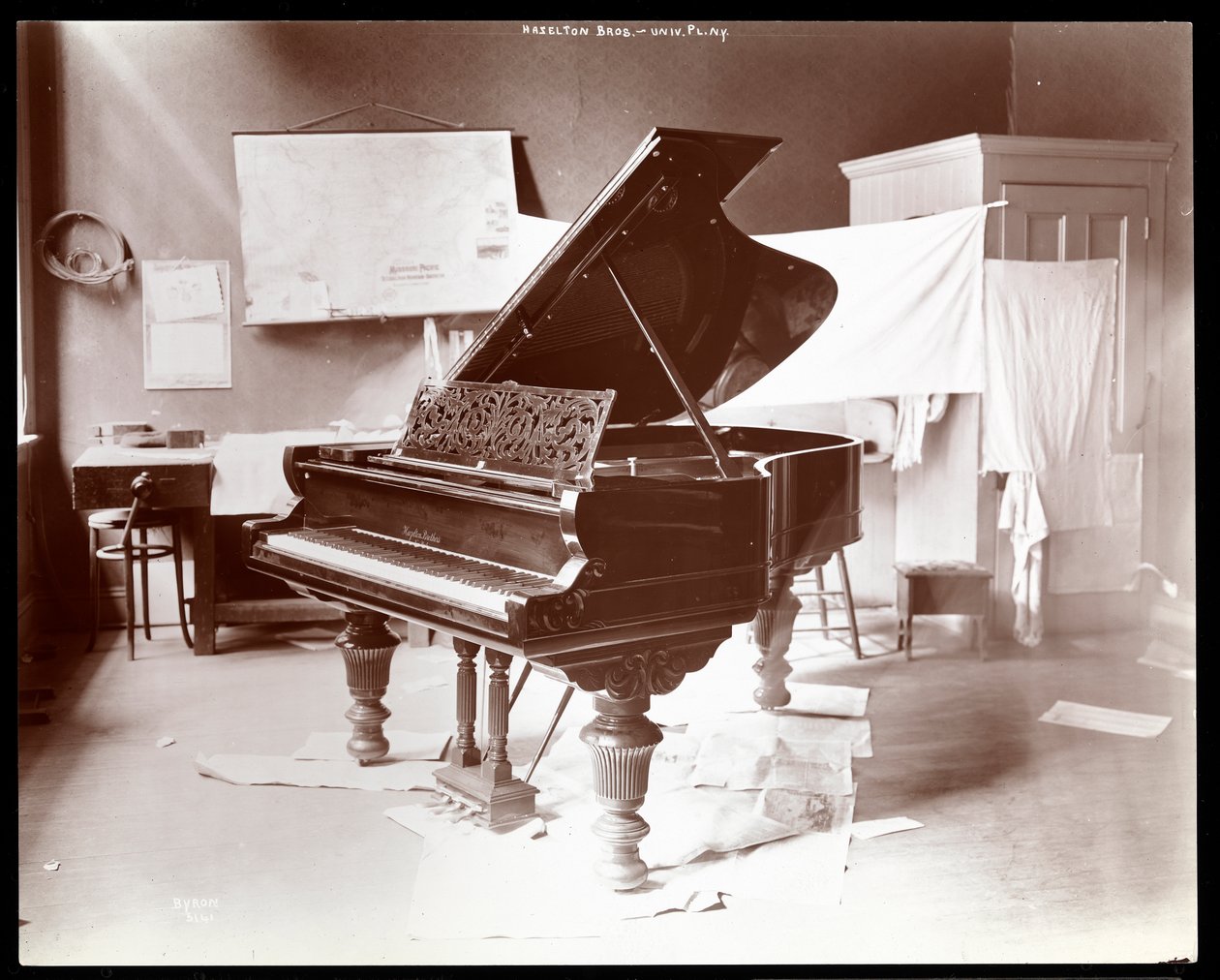 Fortepian Hazelton Brothers Piano Co. na University Place, Nowy Jork, 1898 (srebrny odbitka żelatynowa) autorstwa Byron Company