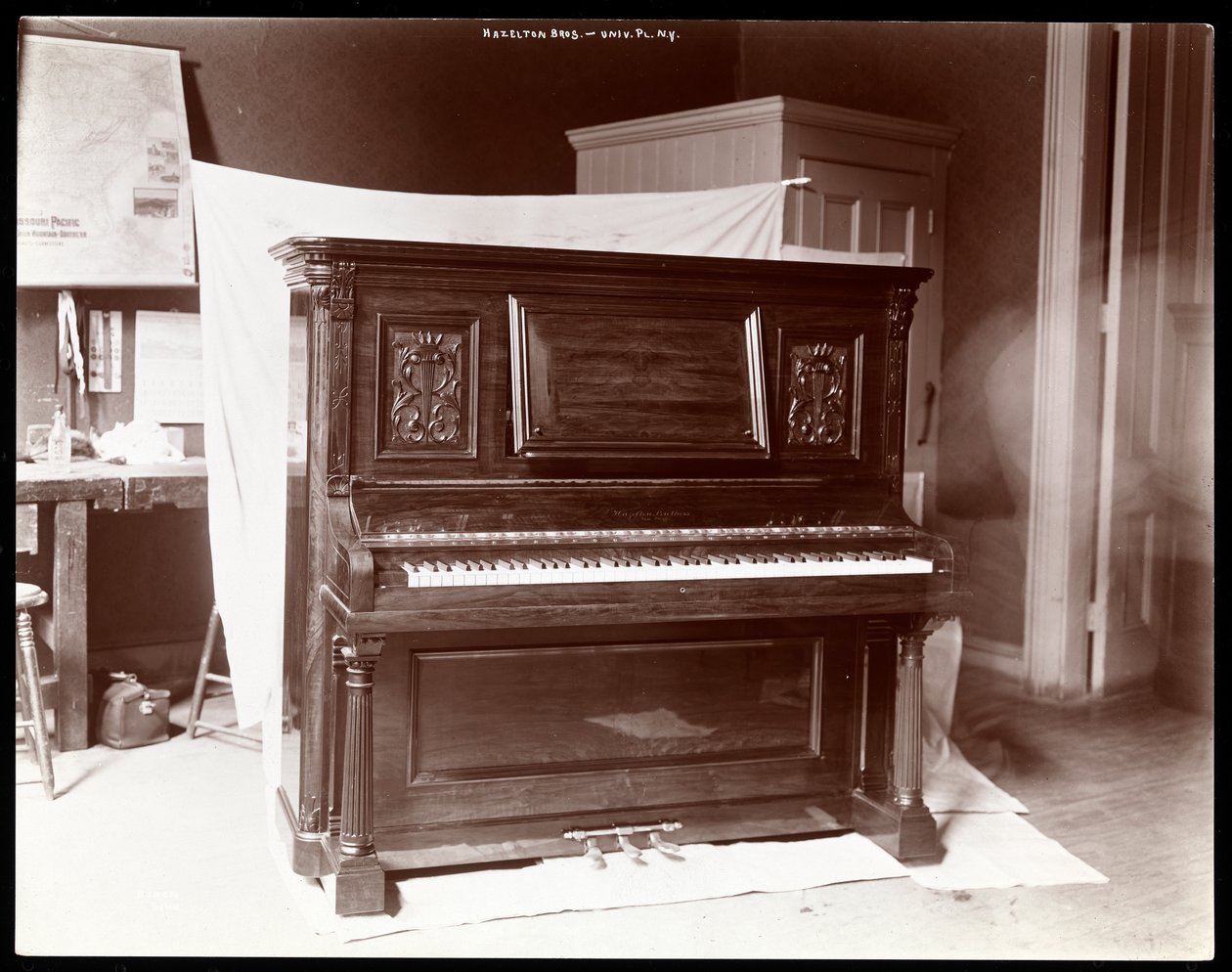 Fortepian firmy Hazelton Brothers Piano Co. na University Place, Nowy Jork, 1898 r. (odbitka żelatynowa) autorstwa Byron Company