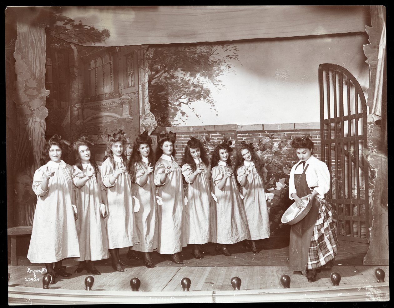 Scena z amatorskiej inscenizacji sztuki "Angelina, osierocona dziedziczka" wystawianej w Barnard College, Nowy Jork (odbitka żelatynowa) autorstwa Byron Company