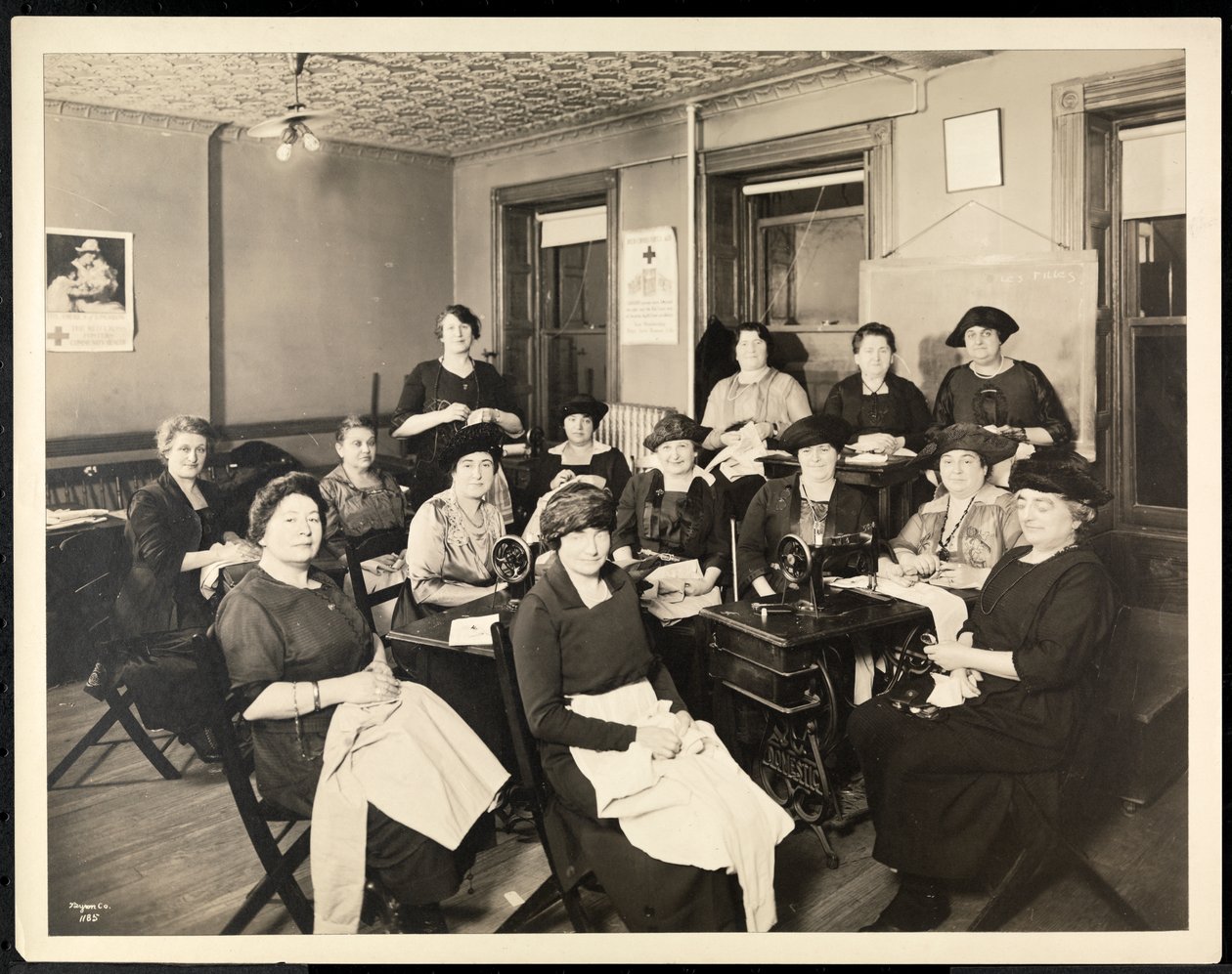 Kółko krawieckie dla kobiet przy 115 East 101st Street, East Harlem, Nowy Jork, 1920 (srebrny odbitka żelatynowa) autorstwa Byron Company