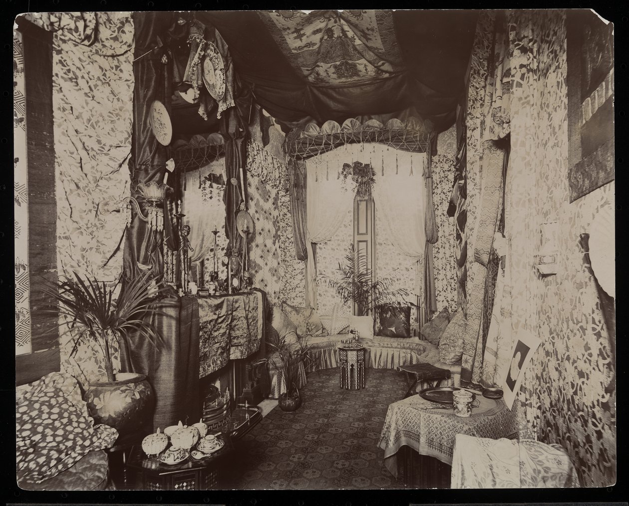 Ozdobny salon w rezydencji Blakely Hall przy 11 West 45th Street, Nowy Jork, 1896-98 (srebrny odbitka żelatynowa) autorstwa Byron Company