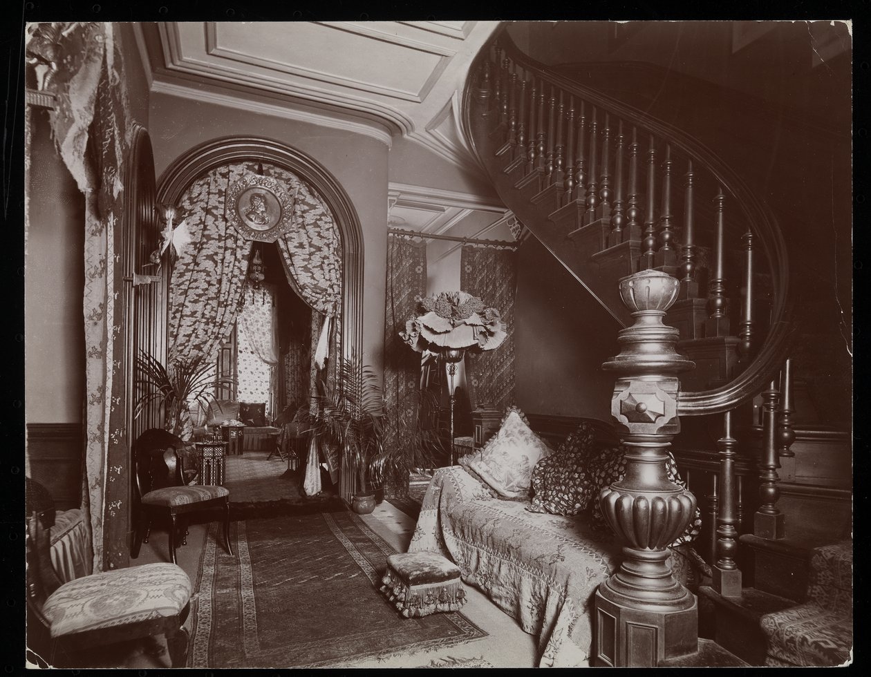 Ozdobny salon w rezydencji Blakely Hall przy 11 West 45th Street, Nowy Jork, 1896-98 (srebrny odbitka żelatynowa) autorstwa Byron Company