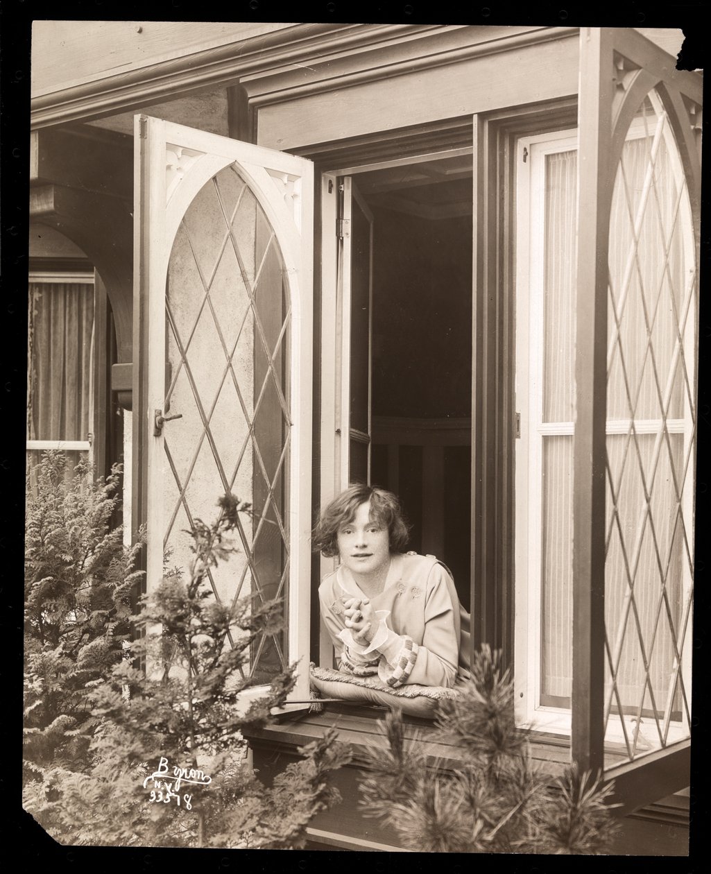 Anne Murdock w domu, ok. 1915 (srebrny odbitka żelatynowa) autorstwa Byron Company