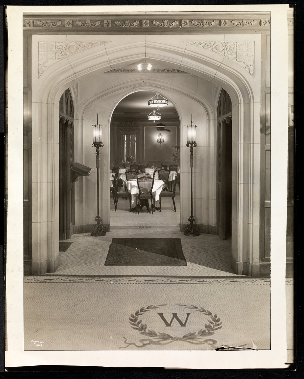 Brama prowadząca do jadalni hotelu Woodward, Broadway i 55th Street, Nowy Jork, 1920 (srebrny odbitka żelatynowa) autorstwa Byron Company