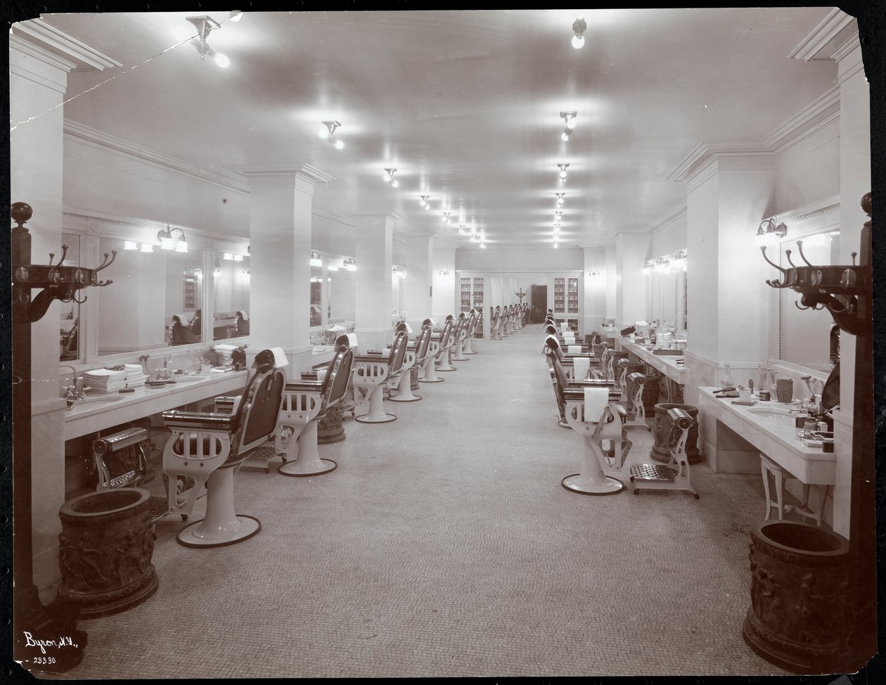 Salon fryzjerski w hotelu Knickerbocker, 1906 (odbitka żelatynowa) autorstwa Byron Company